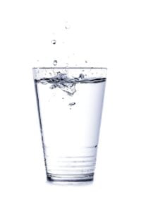 Колко пъти пиете вода дневно? 3 свойства на водата 4 Чаша с вода